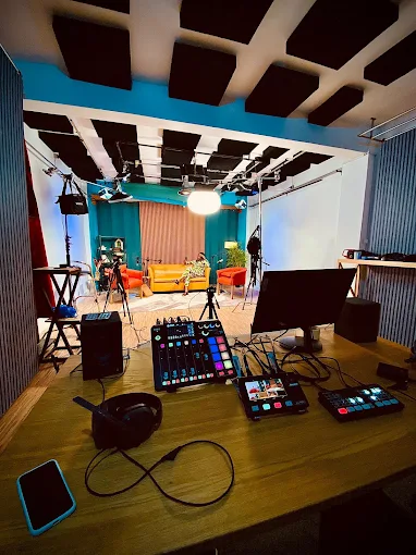 Régie audio et vue plongeante sur le plateau