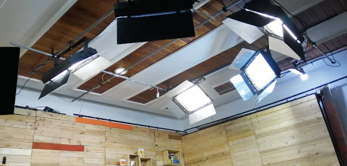Grille d'éclairage LED en plafond du studio