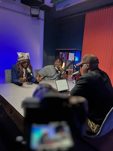 Set podcast trois invités avec micros